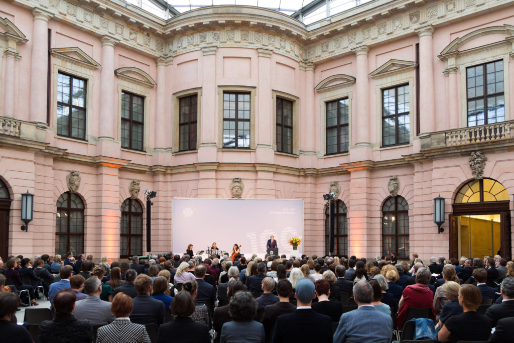 Bescuher und Redner beim Festakt zum 100. Geburtstag des Deutschen Museumsbunds im Schlüterhof des Deutschen Historischen Museums in Berlin