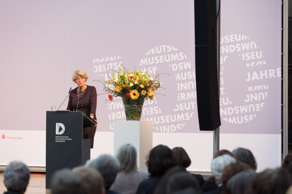 Frau Grütters bei Ihrer Ansprache zum Festakt zum 100. Geburtstag des Deutschen Museumsbunds im Schlüterhof des Deutschen Historischen Museums in Berlin