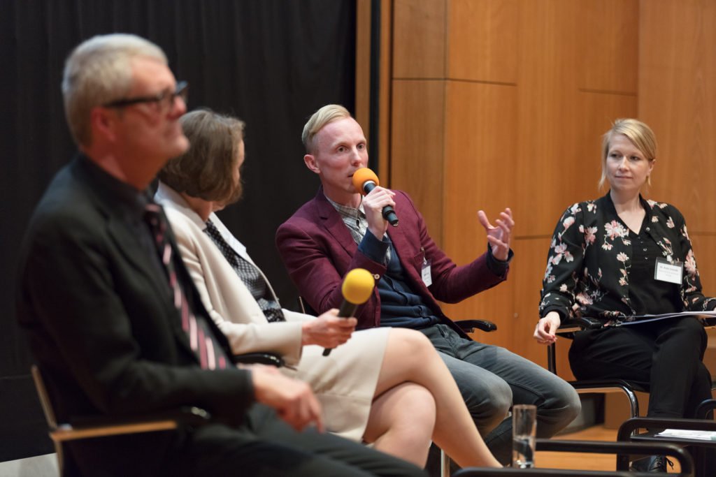Die Teilnehmer des Podiumsgesprächs diskutieren übder das Museum im digitalen Raum