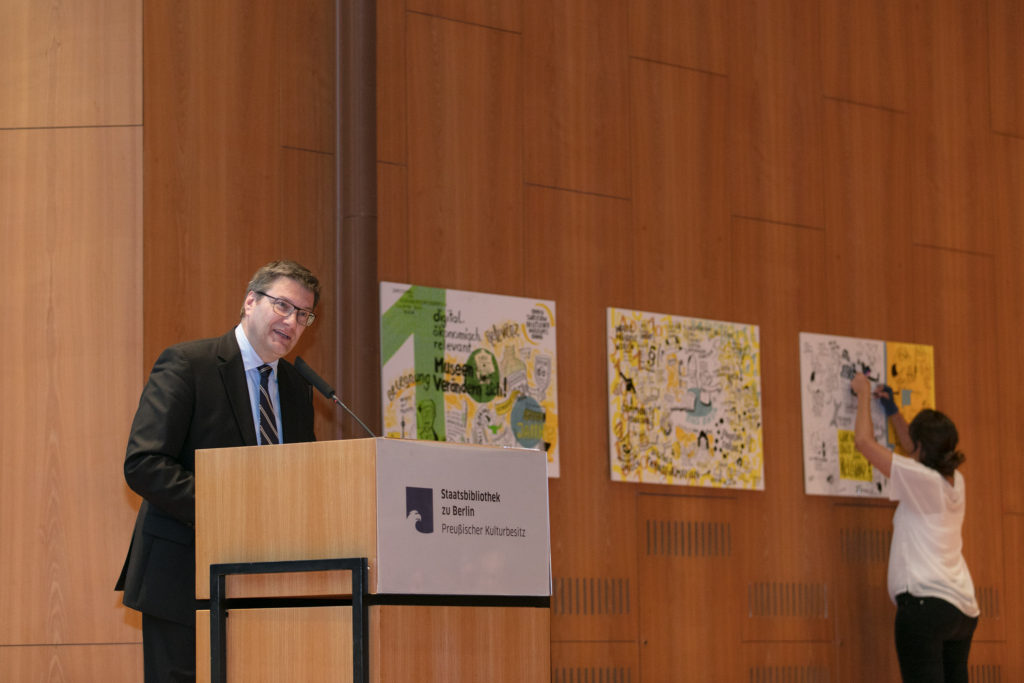 Herr Köhne bei seiner Ansprache während der Mitgliederversammlung im Rahmen der DMB-Jahrestagung 2017