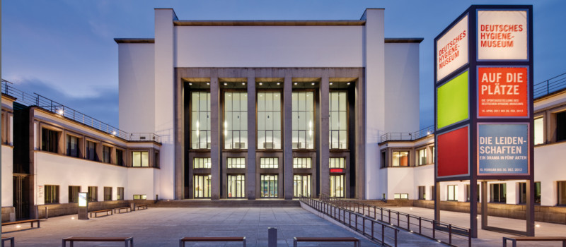 Fassade Hygiene-Museum in der Dämmerung