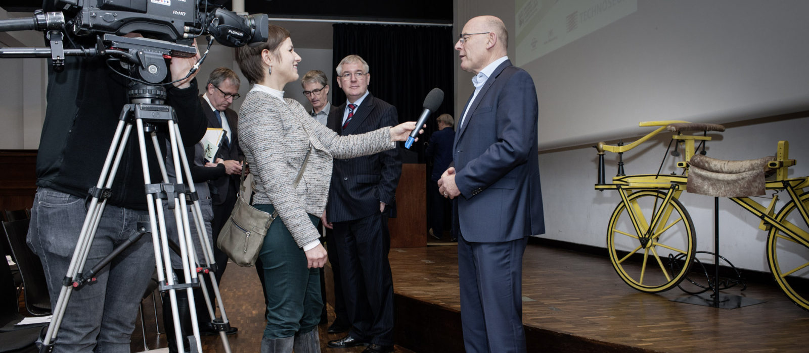 Interviewsituation mit Mikrofon und Kamera