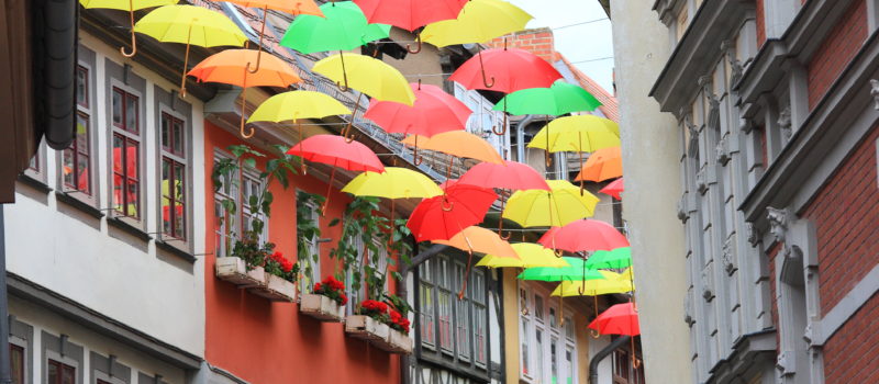 Die Krämerbrücke in Erfurt, bunte, aufgepannte Regenschirme zwischen Häuserfassaden