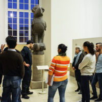 Besucher einer Führung des Projekts „Multaka“ im Vorderasiatischen Museum