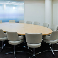 Ovaler Tisch in weißem Meeting-Raum