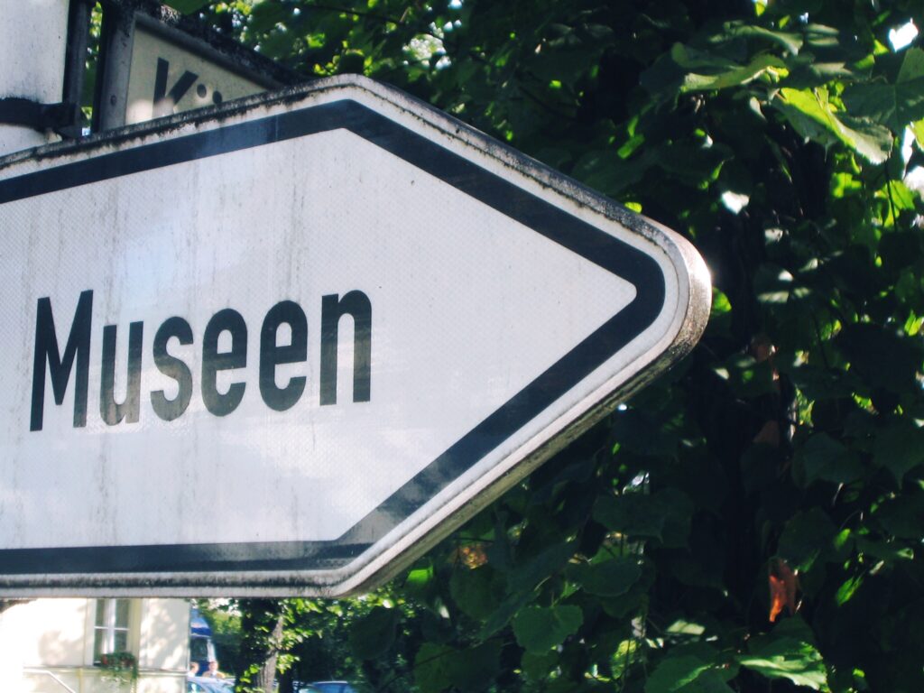 Ein Wegweiser mit der Aufschrift Museen.