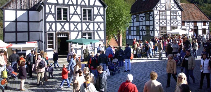 Besucher bei einer Veranstaltung im LWL-Freilichtmuseum Hagen