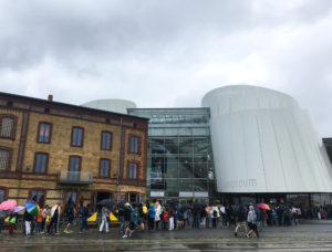 Besucherschlange vor dem Ozeaneum im Stralsund