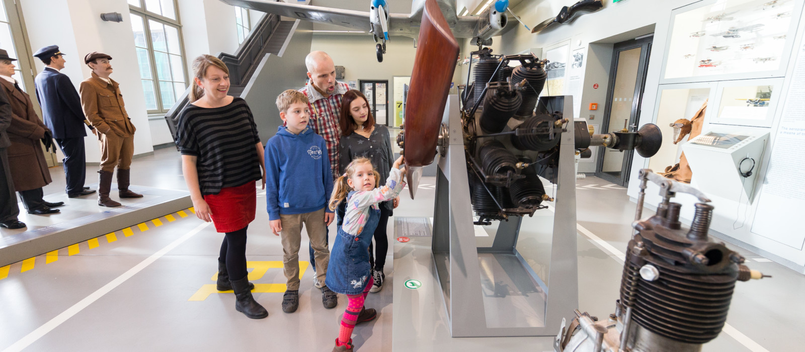 Besucher an einer Mitmache-Station im Verkehrsmuseum Dresden