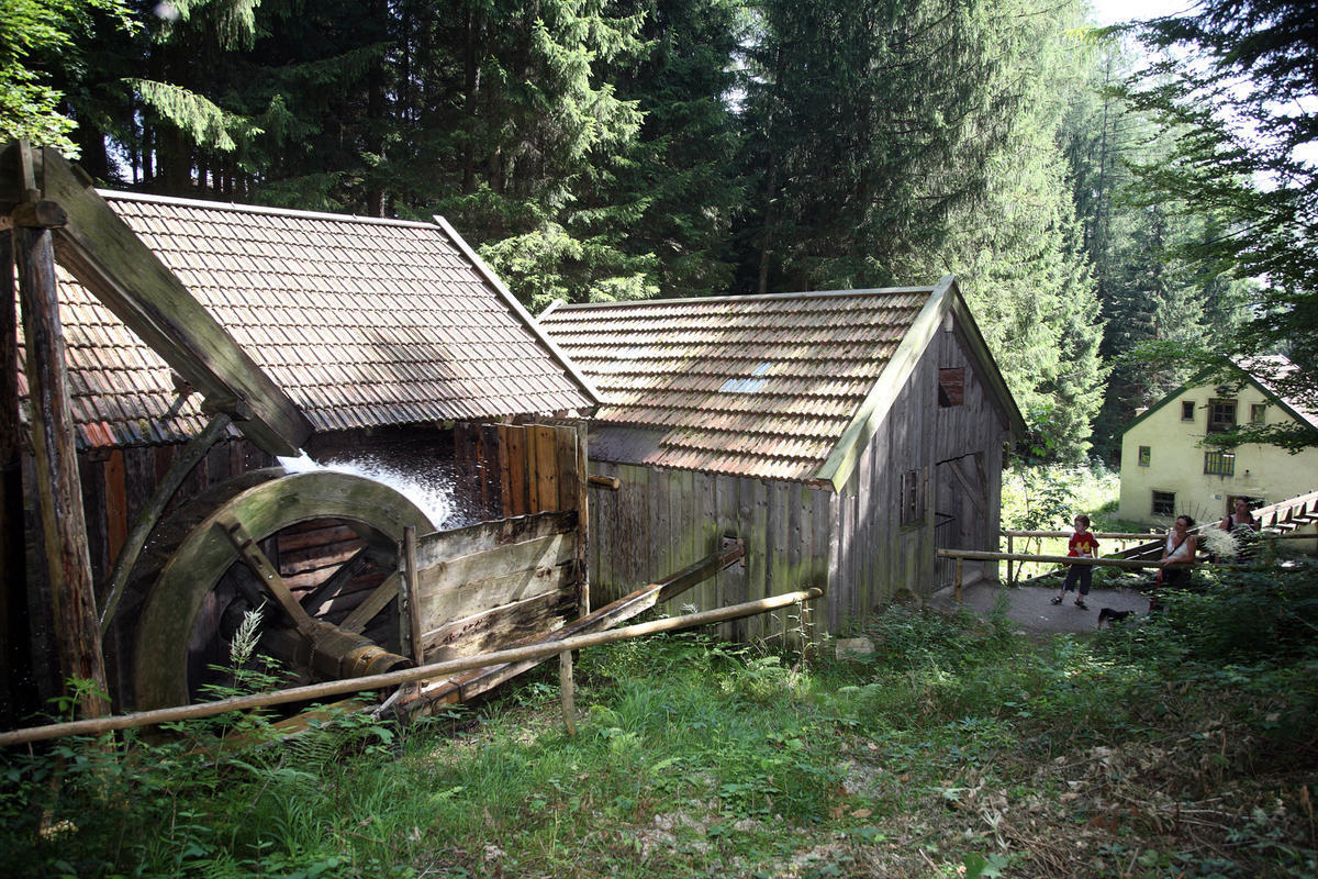Wassermühle im Wald im Freilichtmuseum Glentleiten
