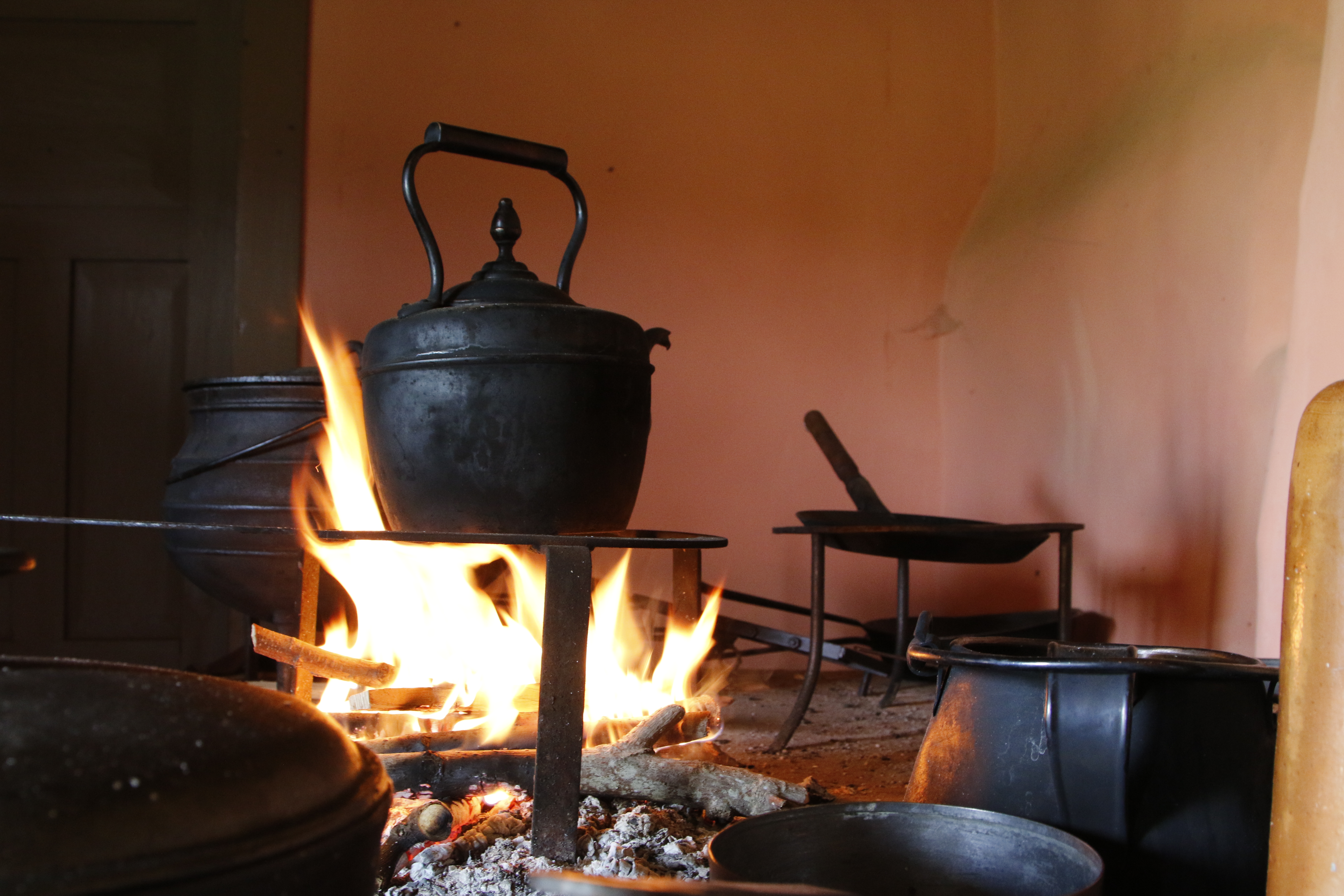 Historischer Kessel auf offenem Herdfeuer im Odenwälder Freilandmuseum