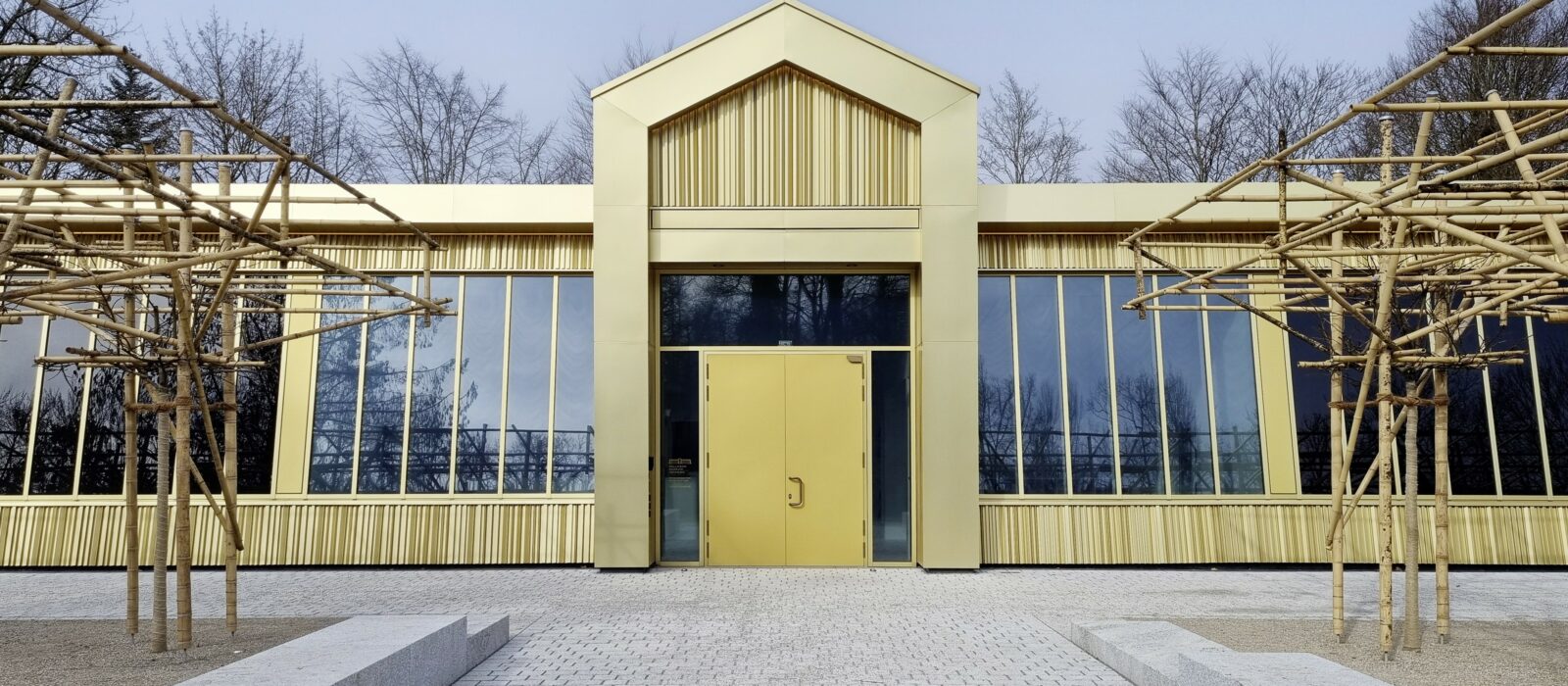 Haupteingang / Außenansicht eines Museumsgebäude / goldene Fassade