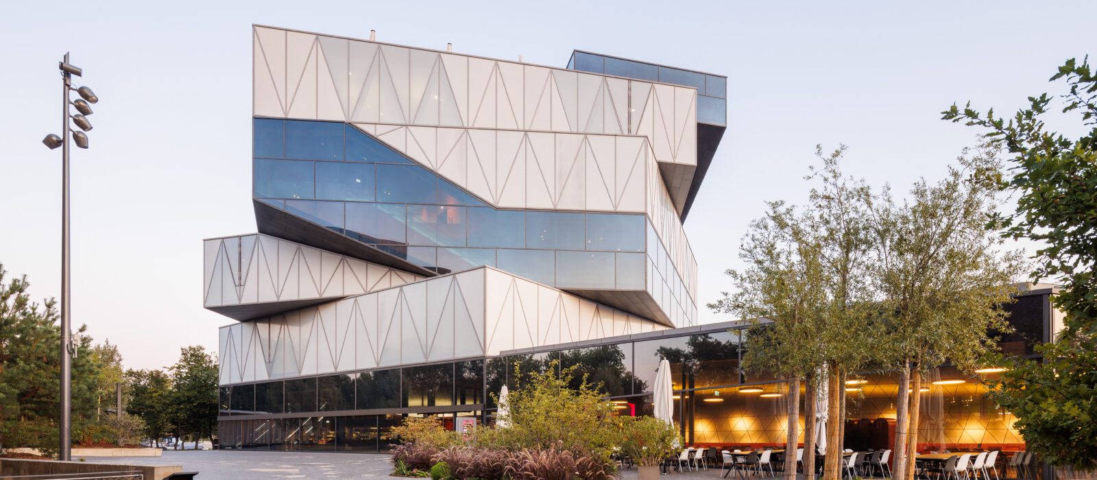 Museumsgebäude / Außenansicht / dekonstruktivistischer Bau mit Glasfassade