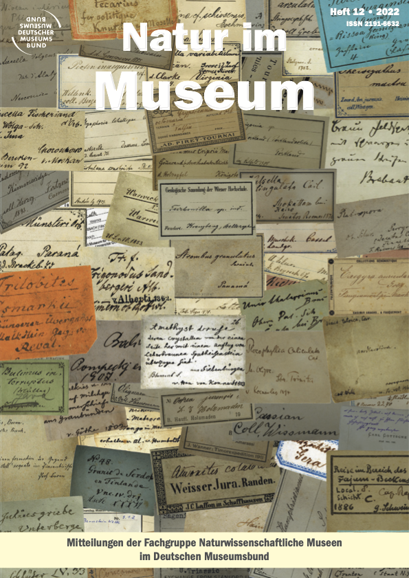 Titelbild Zeitschrift Natur im Museum Heft 12 2022, mehrere handgeschrieben Sammlungsetiketten