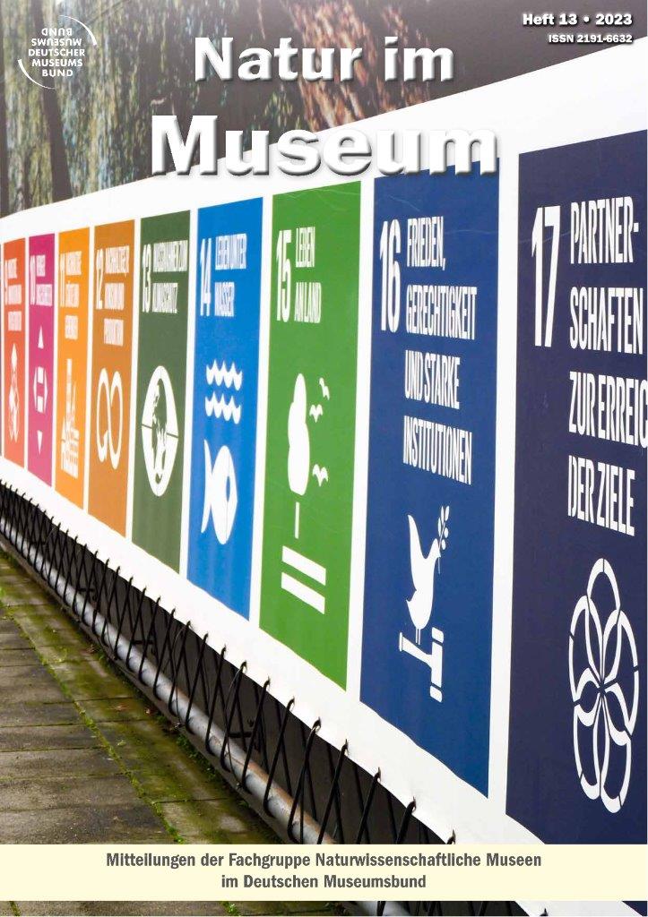 Titelbild Zeitschrift Natur im Museum Heft 13 2023, Foto eines großes Plakats mit Darstellungen der 17 Nachhaltigkeitsziele als farbige Icons