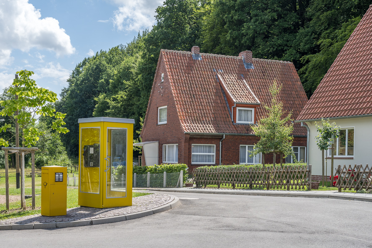 Königsberger Straße mit Telefonzelle und Flüchtlingssiedlungshaus im Freilichtmuseum am Kiekeberg