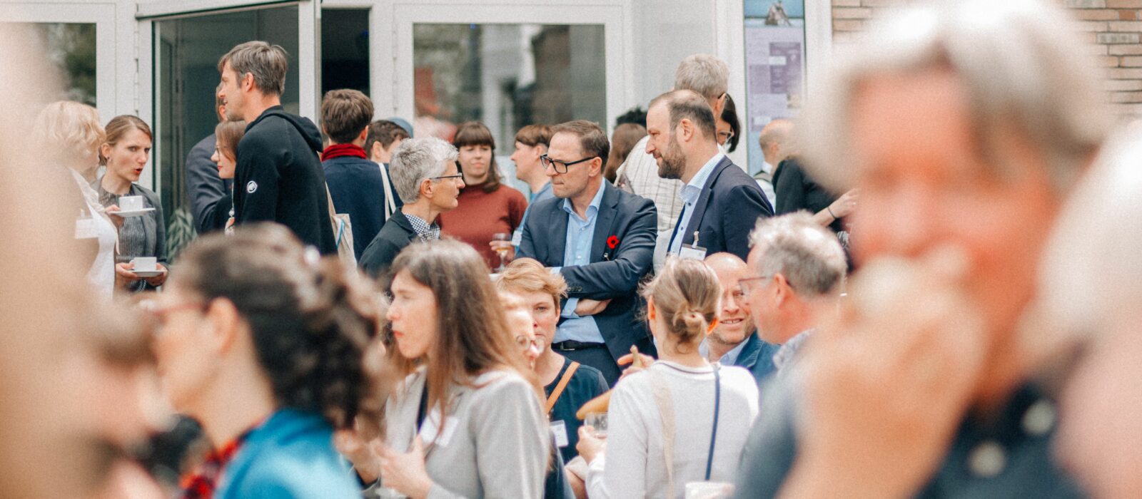 Menschen unterhalten sich auf Tagung