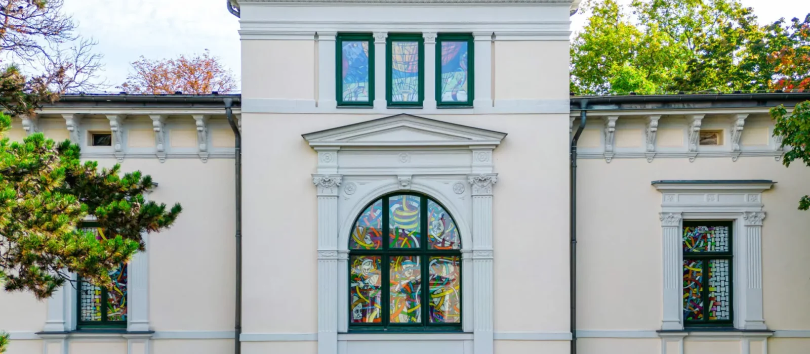 Museumsgebäude / Fassade / Front / gestaltete Fenster