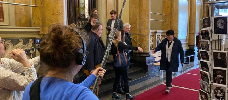 Politisches Praktikum Internship Verheyen Verwendet in Bulletin 3/24 Begrüßungsszene im Eingangsbereich des Museums mit anwesendem Kamerateam