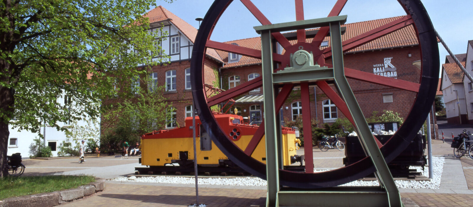 Museumsgebäude / Seilscheide im Vordergrund