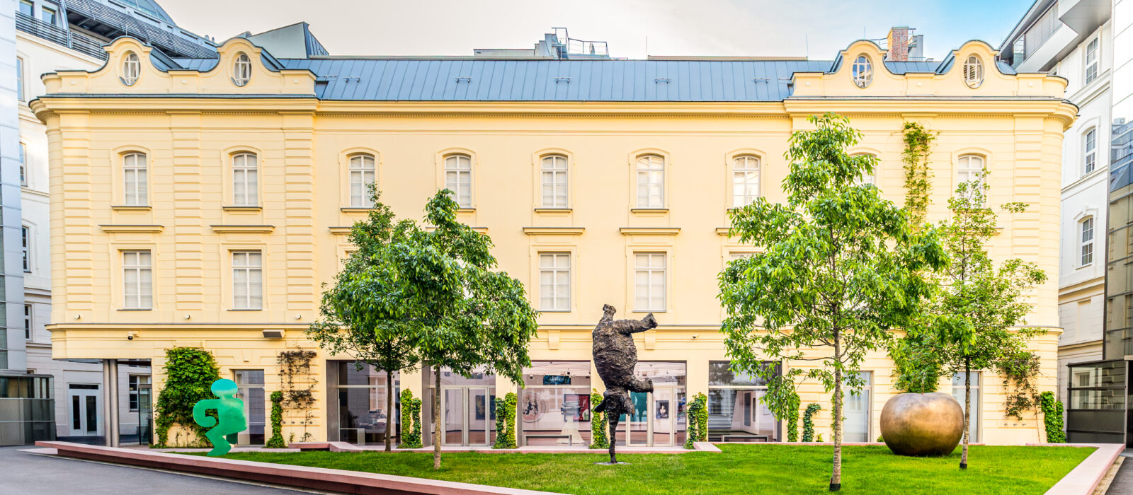 Außenansicht Museumsgebäude mit heller klassizistischer Fassade mit grünem Vorgarten