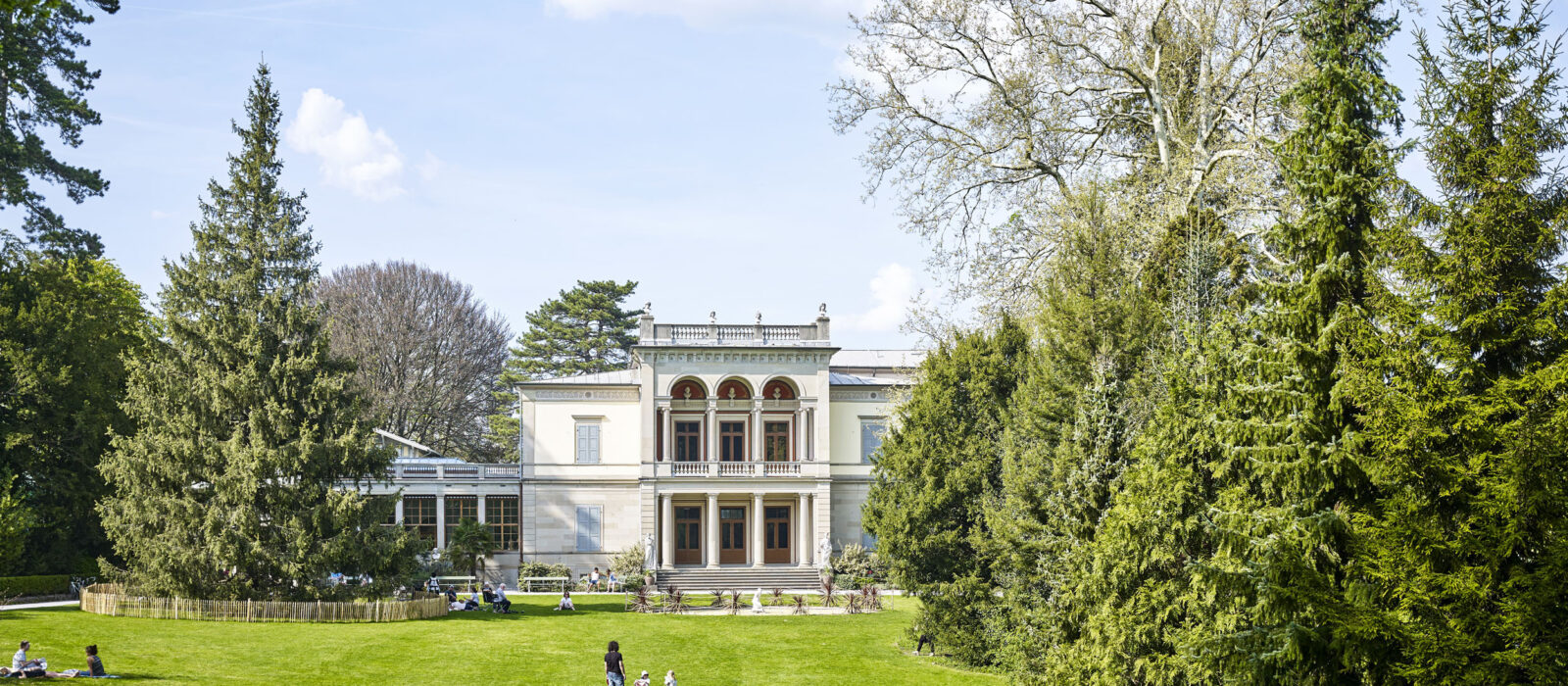 idyllische Ansicht einer Gründerzeitvilla in einem Park