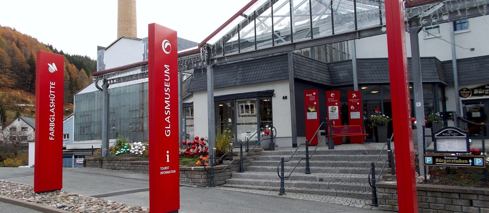 modernes Museumsgebäude mit gläsernem Vorbau und Schieferplatten