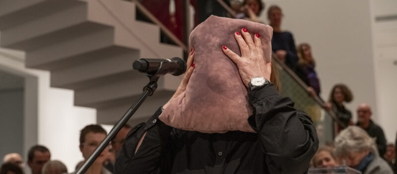 Käthe Kruse singt zur Eröffnung ihrer Ausstellung Jetzt ist alles gut
in der Berlinischen Galerie (7. März bis 16. Juni 2025) das Lied
MARIA von Die Tödliche Doris. Es handelt von der kleinen Maria,
die Strophe
für Strophe im Moor versinkt. Das Kissen dient als
Instrument, um die Gesangspassagen von nah und fern erklingen zu
lassen, das gedämpfte Hineinschreien
verdeutlicht die wachsende
Verzweiflung der rufenden
Eltern, während Maria als Stern zum
Firmament aufsteigt.
Foto und ©: Linus Muellerschoen